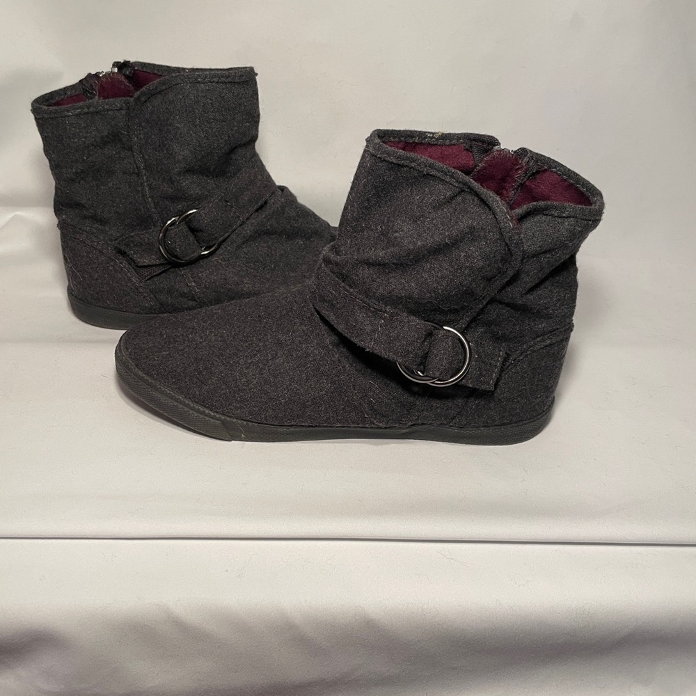 Super cute ankle booties women’s size 8 side zip wooly fabric silver hardware